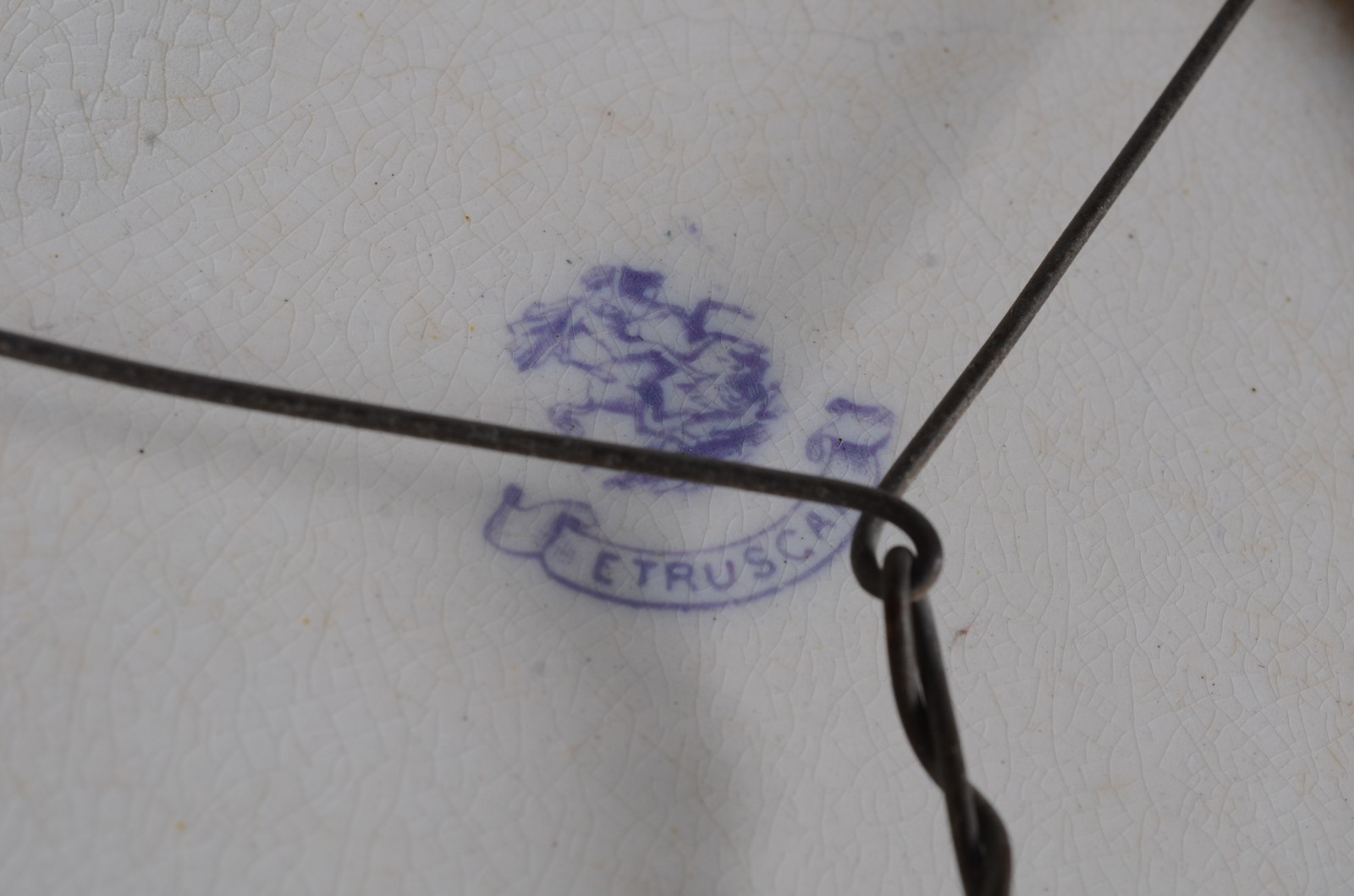 Três peças, sendo: medalhão de faiança azul e par de vasos ao gosto... - foto 6 de 10
