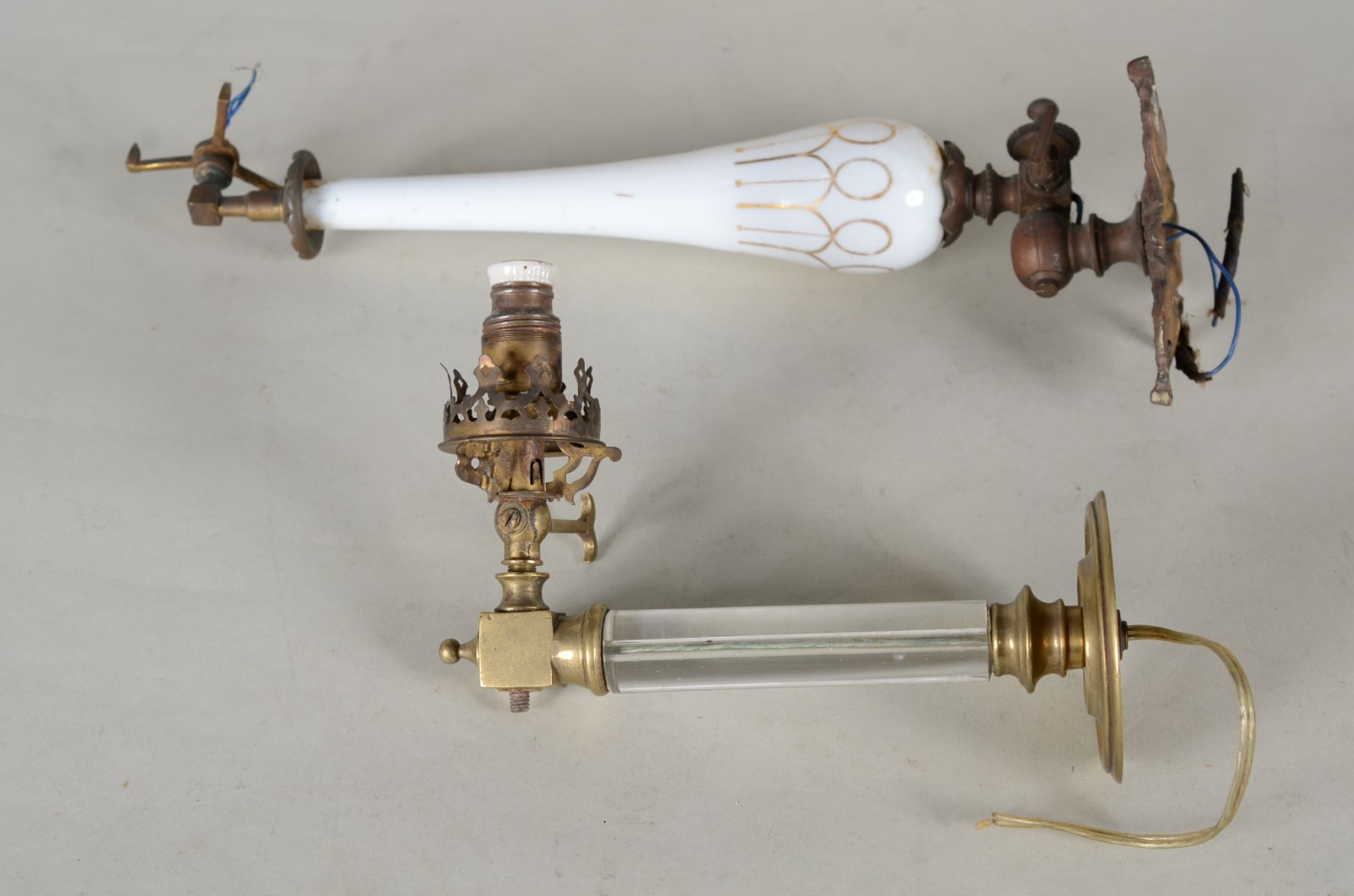 Duas lamparinas "bico de gás", adaptadas, sendo uma de porcelana e... - foto 4 de 7
