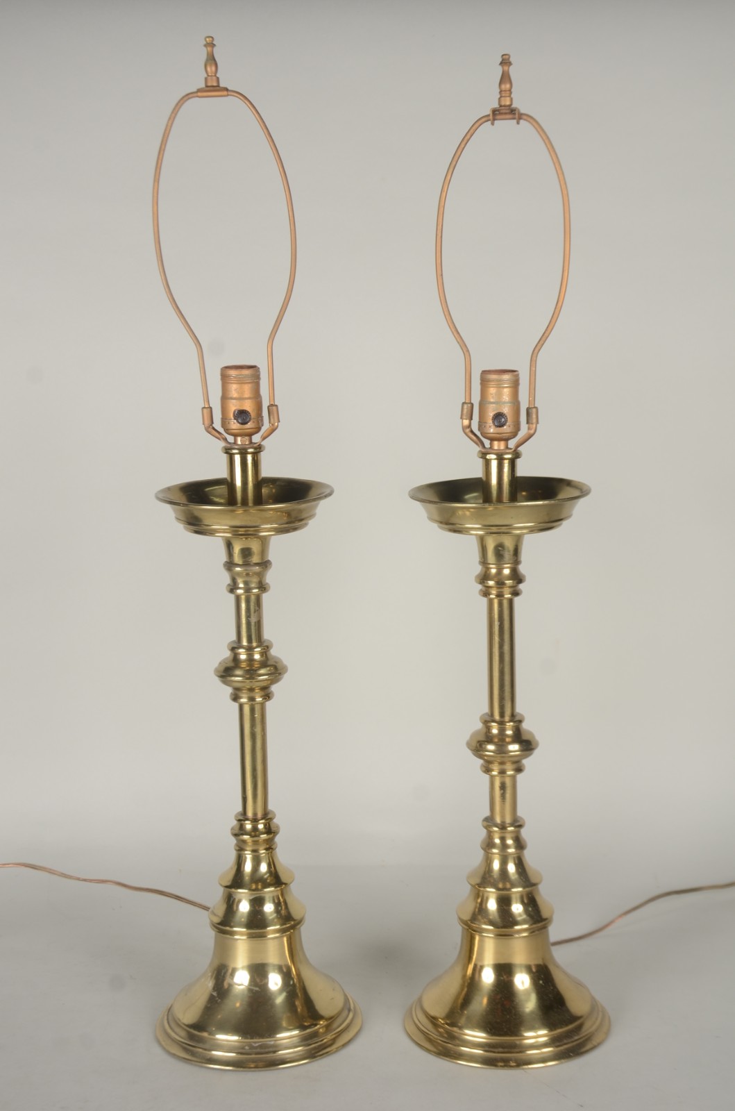 Par de abatjoures de metal dourado. - foto 1 de 5
