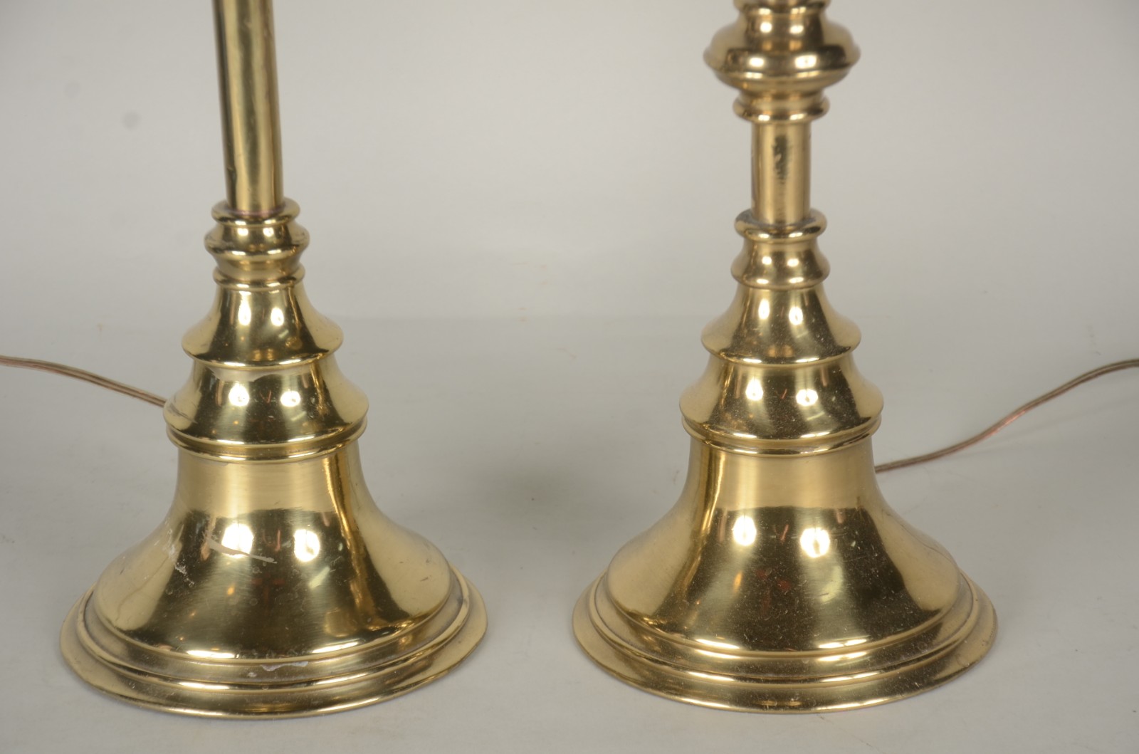 Par de abatjoures de metal dourado. - foto 3 de 5