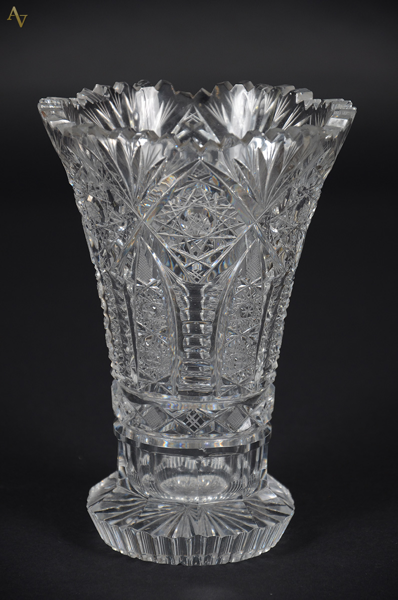 Vaso de cristal tcheco lapidado. Altura 21 cm.