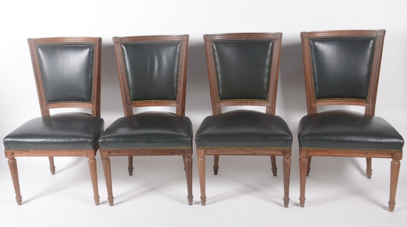 Conjunto com 4 cadeiras de madeira nobre, assentos e encostos... - foto 2 de 4