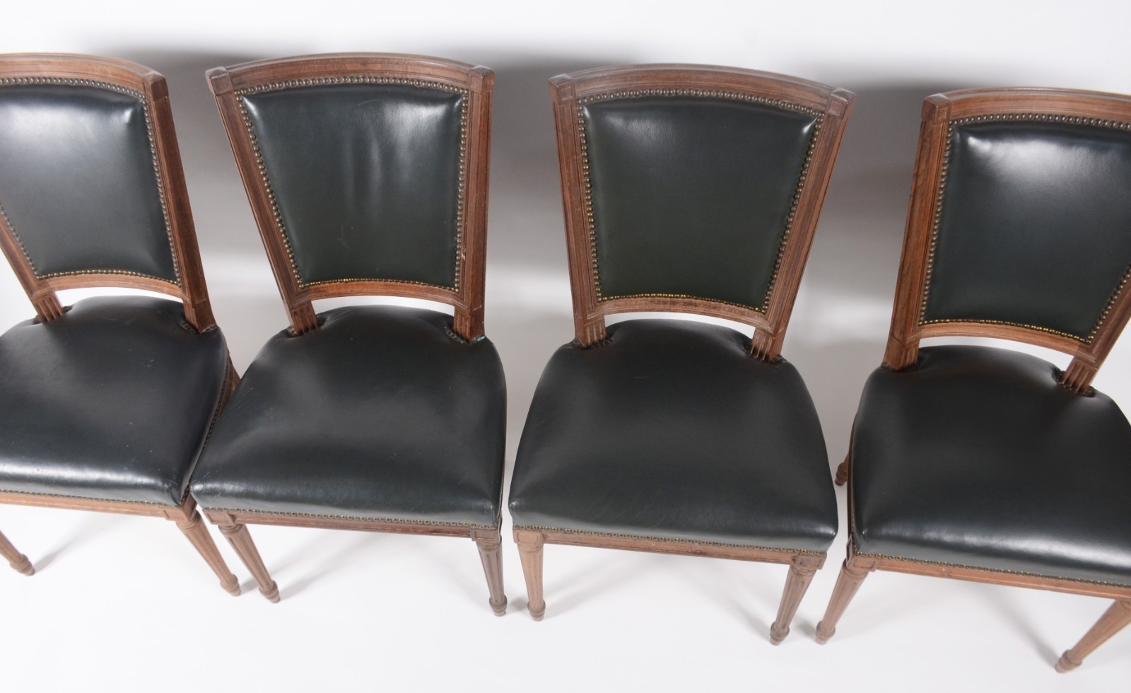 Conjunto com 4 cadeiras de madeira nobre, assentos e encostos... - foto 3 de 4
