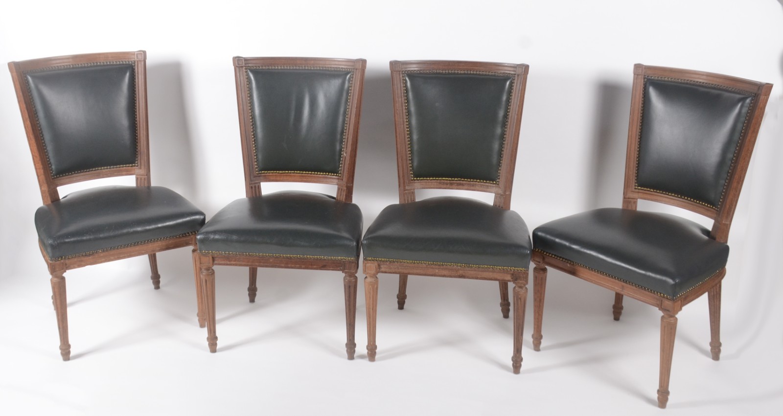 Conjunto com 4 cadeiras de madeira nobre, assentos e encostos... - foto 1 de 4