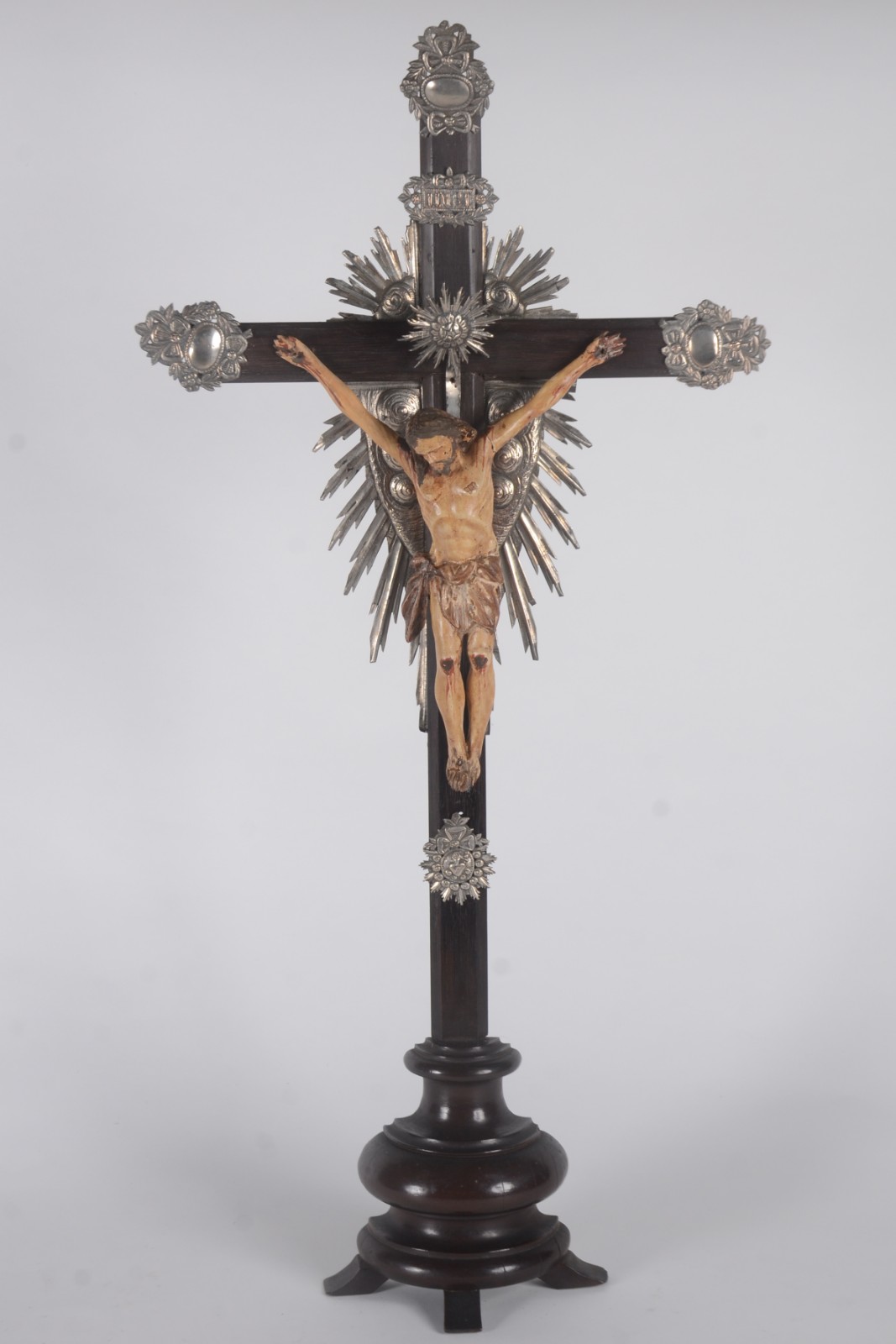 Crucifixo de madeira nobre com figura de Cristo ricamente entalhada e... - foto 1 de 8