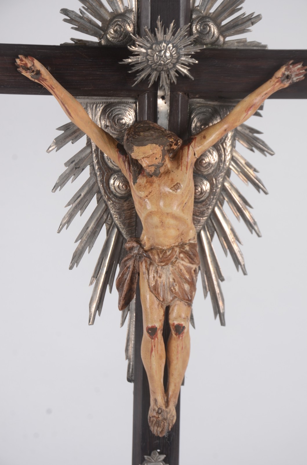 Crucifixo de madeira nobre com figura de Cristo ricamente entalhada e... - foto 3 de 8