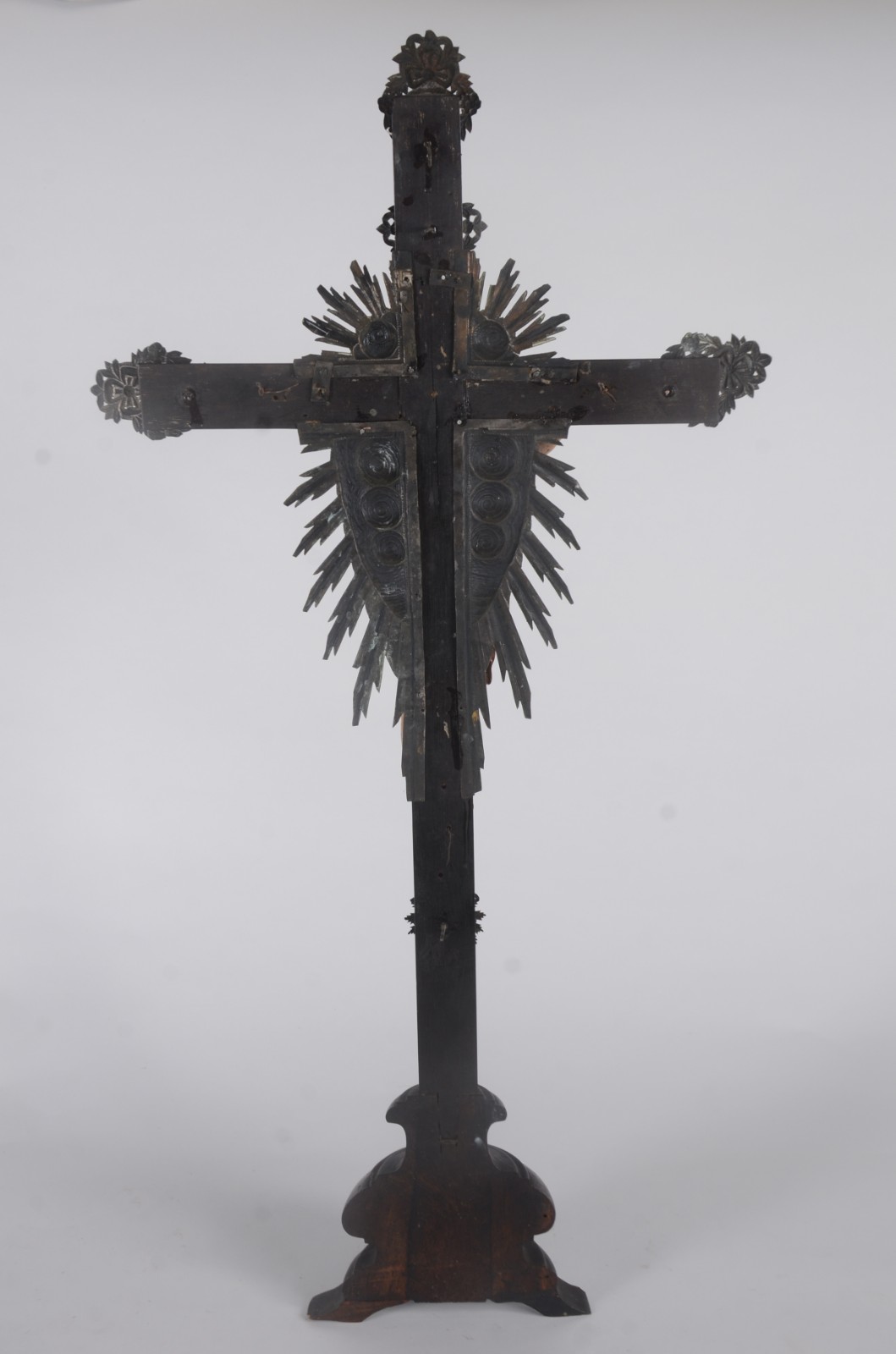 Crucifixo de madeira nobre com figura de Cristo ricamente entalhada e... - foto 4 de 8