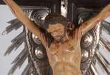 Crucifixo de madeira nobre com figura de Cristo... - Crucifixo de madeira nobre com figura de Cristo ricamente entalhada e policromada, guarnição de prata. Braço restaurado.