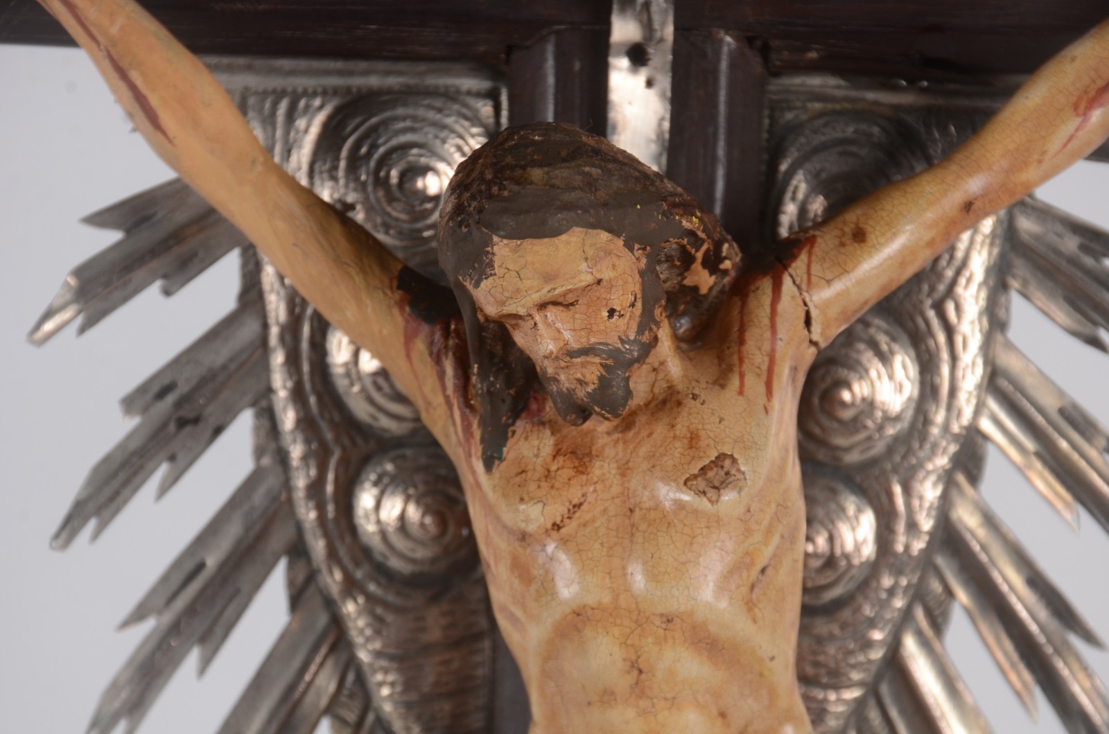 Crucifixo de madeira nobre com figura de Cristo ricamente entalhada e... - foto 2 de 8