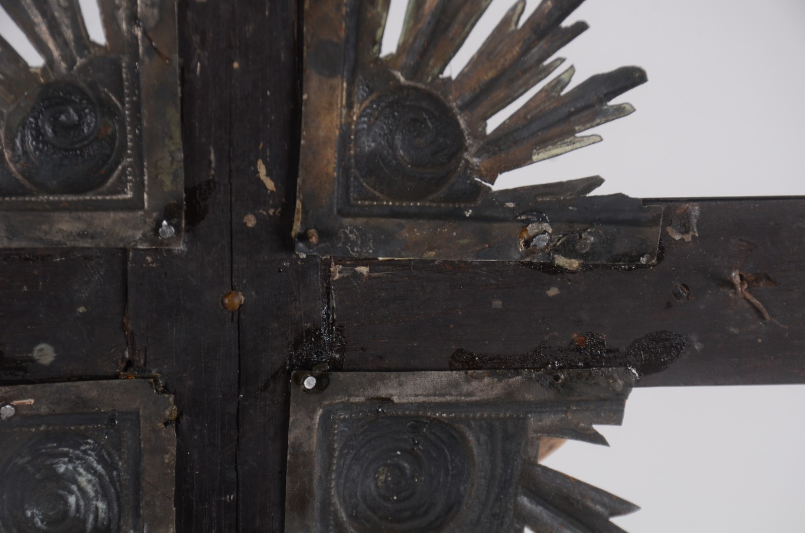 Crucifixo de madeira nobre com figura de Cristo ricamente entalhada e... - foto 5 de 8