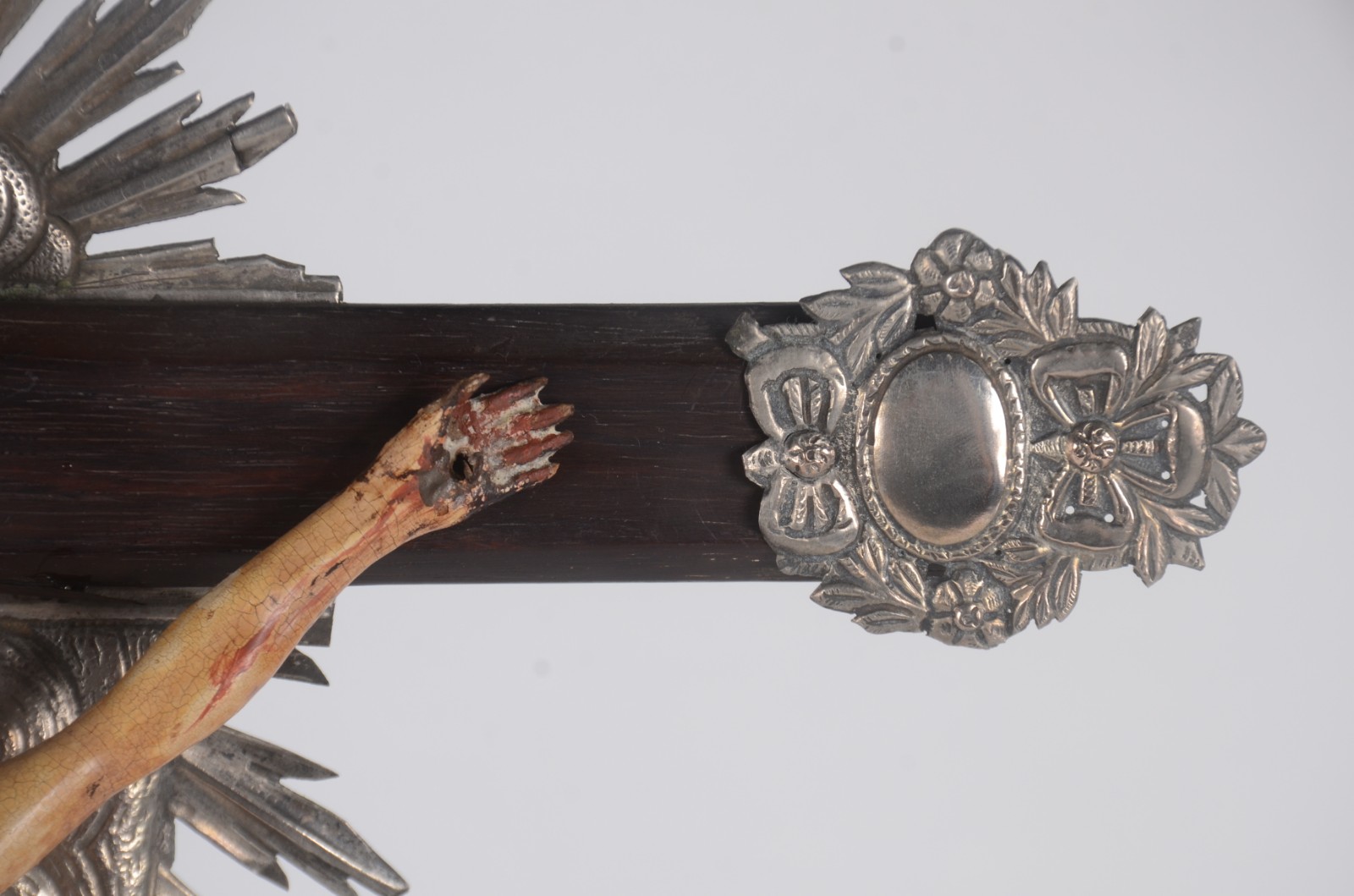 Crucifixo de madeira nobre com figura de Cristo ricamente entalhada e... - foto 8 de 8