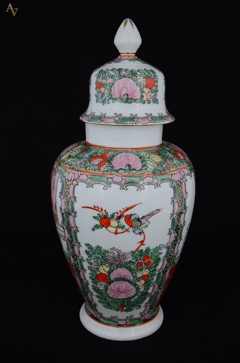 Potiche de porcelana decorada ao gosto oriental. Altura 36 cm. - foto 1 de 2