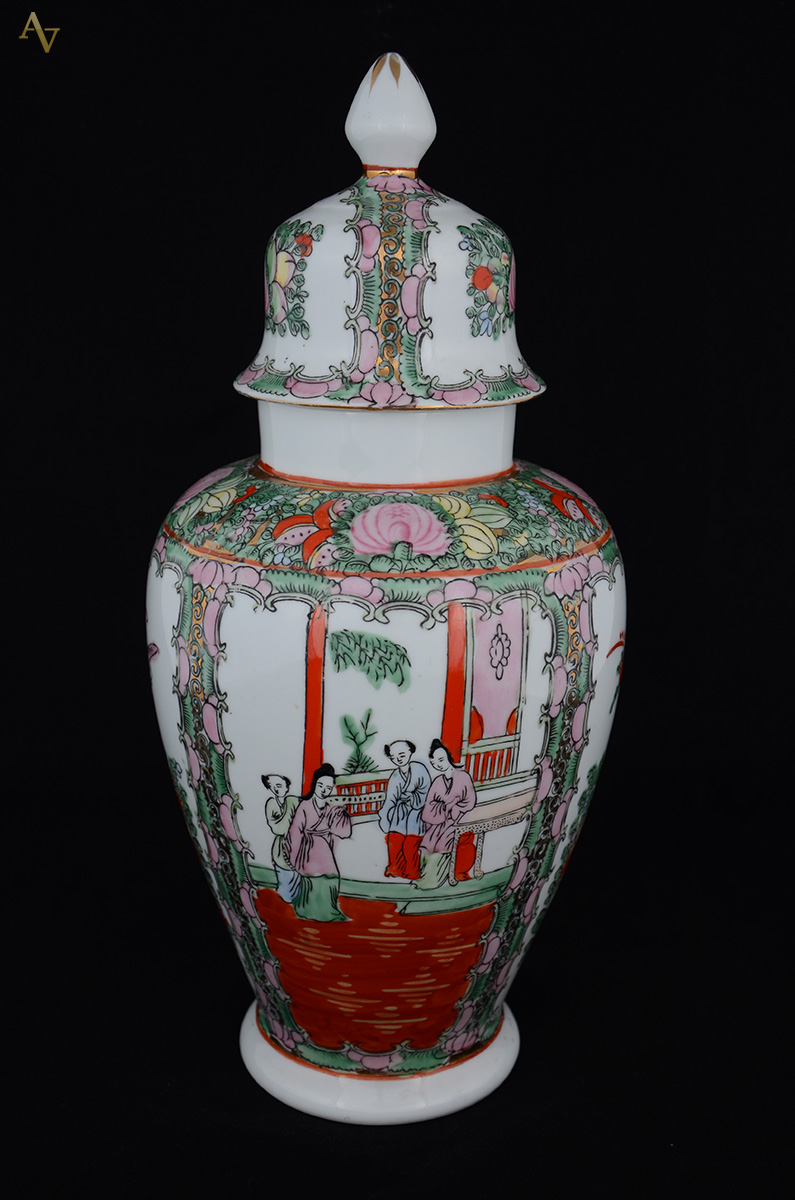 Potiche de porcelana decorada ao gosto oriental. Altura 36 cm. - foto 2 de 2