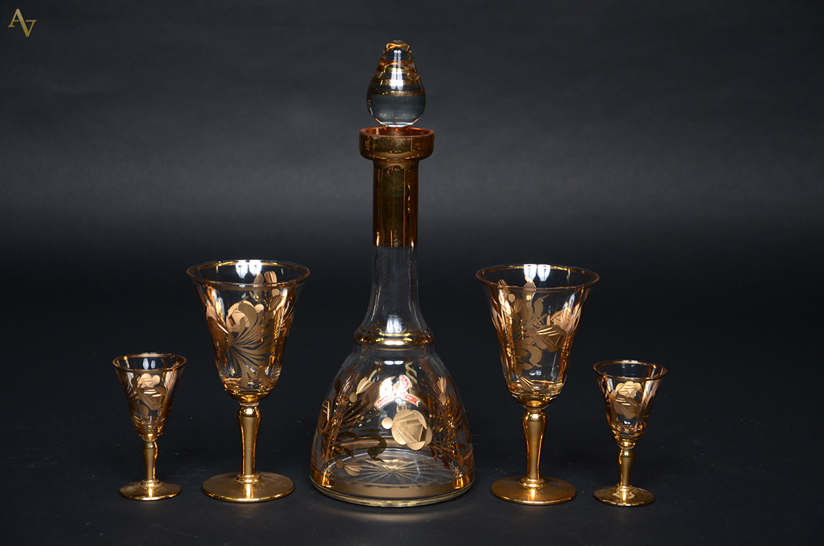 Conjunto de licoreira com 12 cálices para licor e 10 para vinho, de...
