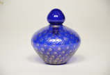 Pequeno vaso de murano na cor azul com pó de ou... - Pequeno vaso de murano na cor azul com pó de ouro. Altura 9 cm.