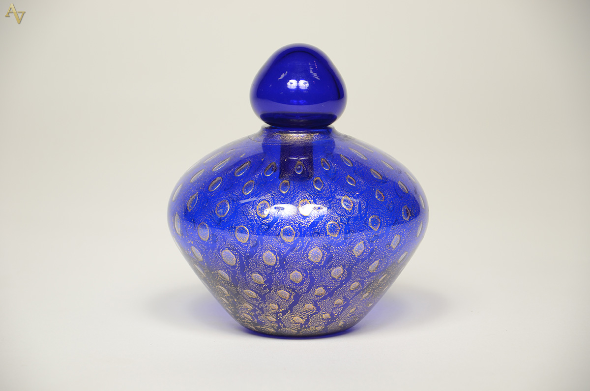 Pequeno vaso de murano na cor azul com pó de ouro. Altura 9 cm.