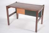 Mesa escrivaninha de madeira clara. Pequenos de... - Mesa escrivaninha de madeira clara. Pequenos desgastes.