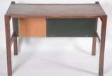Mesa escrivaninha de madeira clara. Pequenos de... - Mesa escrivaninha de madeira clara. Pequenos desgastes.