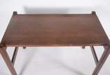 Mesa escrivaninha de madeira clara. Pequenos de... - Mesa escrivaninha de madeira clara. Pequenos desgastes.
