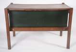 Mesa escrivaninha de madeira clara. Pequenos de... - Mesa escrivaninha de madeira clara. Pequenos desgastes.