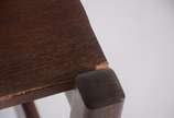 Mesa escrivaninha de madeira clara. Pequenos de... - Mesa escrivaninha de madeira clara. Pequenos desgastes.