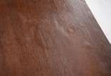 Mesa escrivaninha de madeira clara. Pequenos de... - Mesa escrivaninha de madeira clara. Pequenos desgastes.