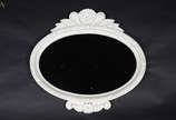 Espelho oval com moldura branca. Medidas 65 x 6... - Espelho oval com moldura branca. Medidas 65 x 68 cm.