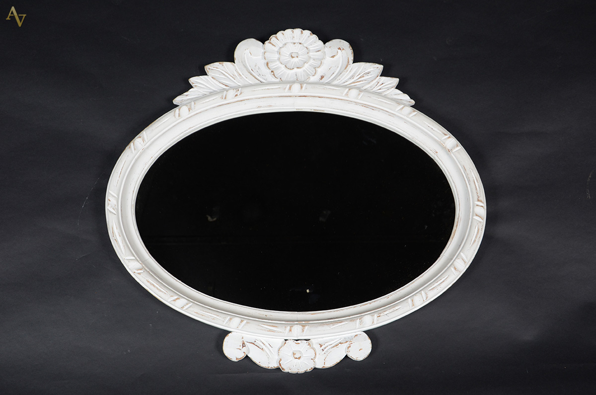 Espelho oval com moldura branca. Medidas 65 x 68 cm.