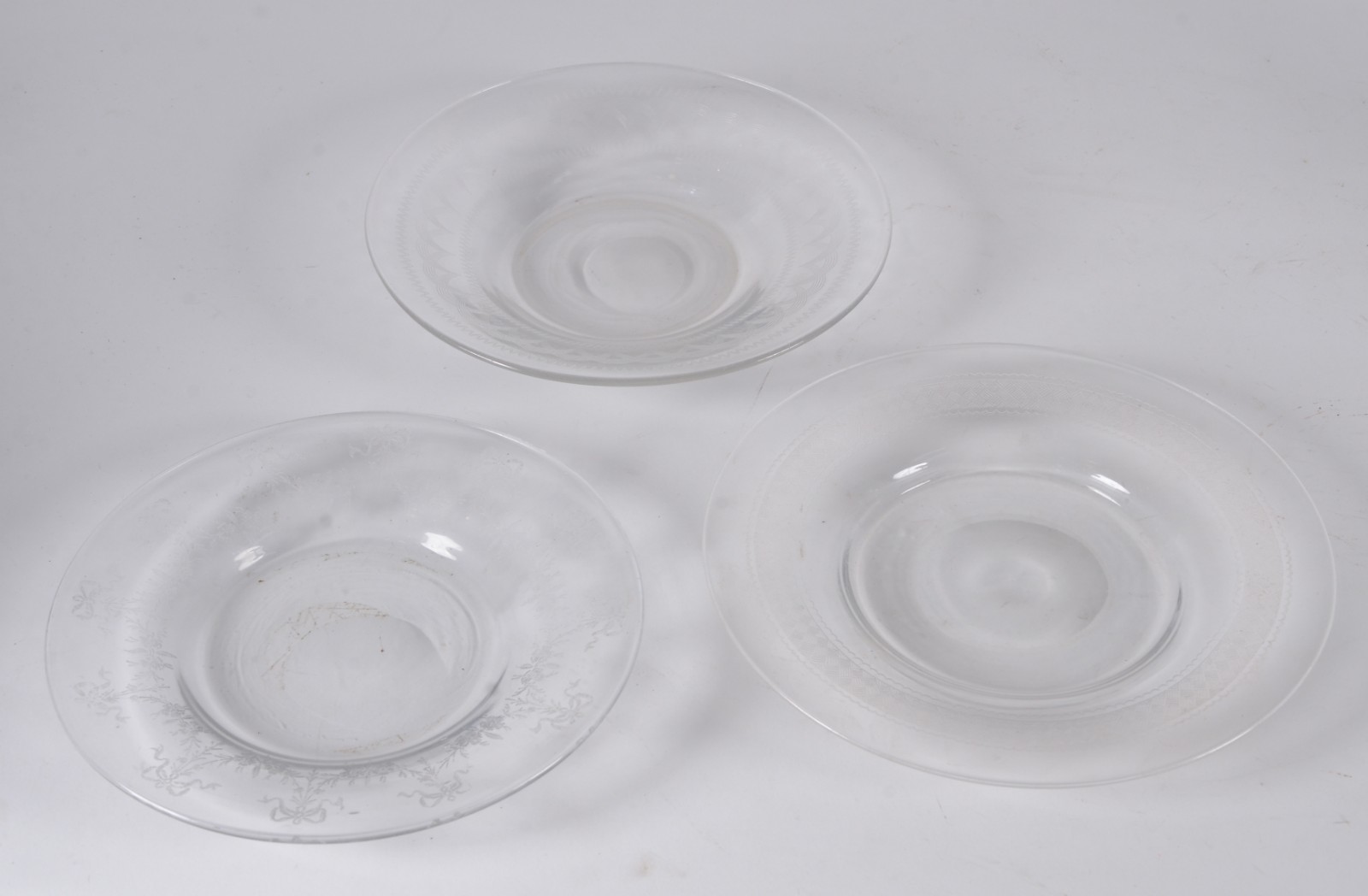 Quatro peças, sendo: garrafa e 3 presentoirs de cristal em diferentes... - foto 2 de 9