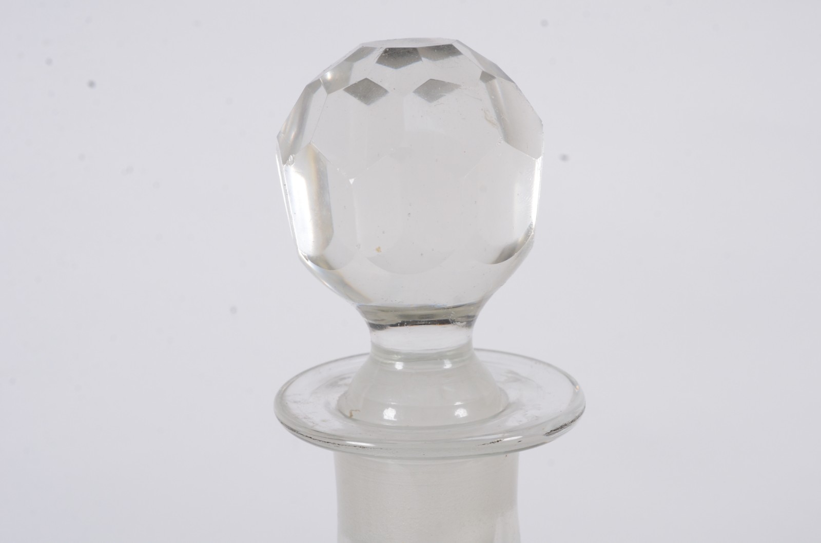 Quatro peças, sendo: garrafa e 3 presentoirs de cristal em diferentes... - foto 5 de 9