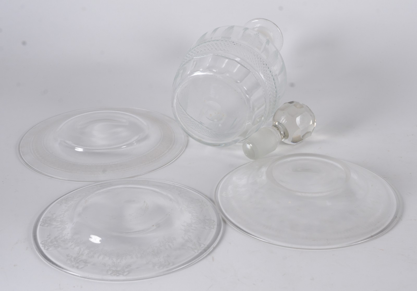 Quatro peças, sendo: garrafa e 3 presentoirs de cristal em diferentes... - foto 6 de 9