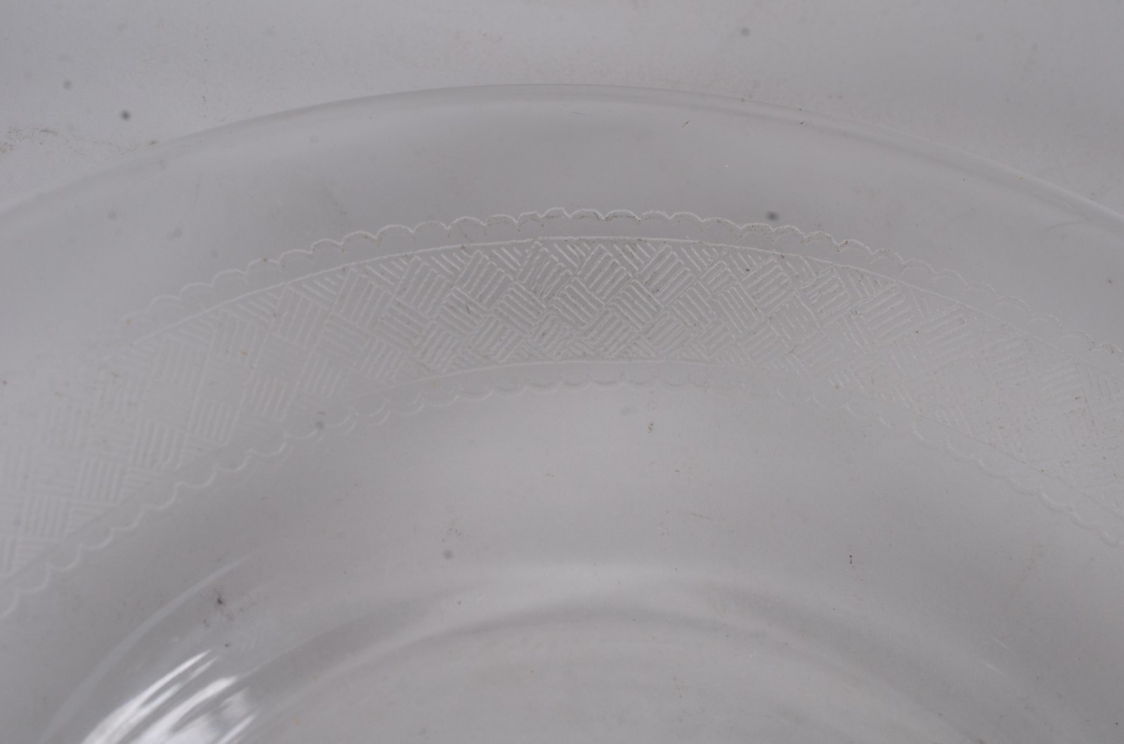 Quatro peças, sendo: garrafa e 3 presentoirs de cristal em diferentes... - foto 7 de 9