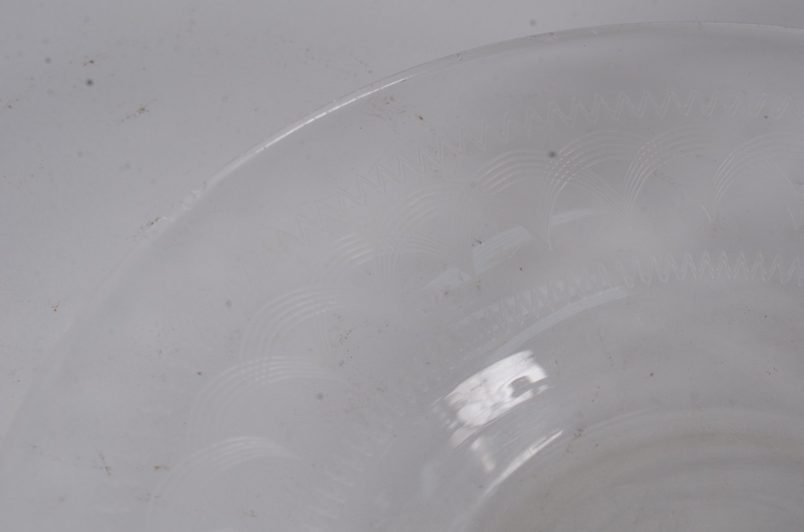 Quatro peças, sendo: garrafa e 3 presentoirs de cristal em diferentes... - foto 8 de 9