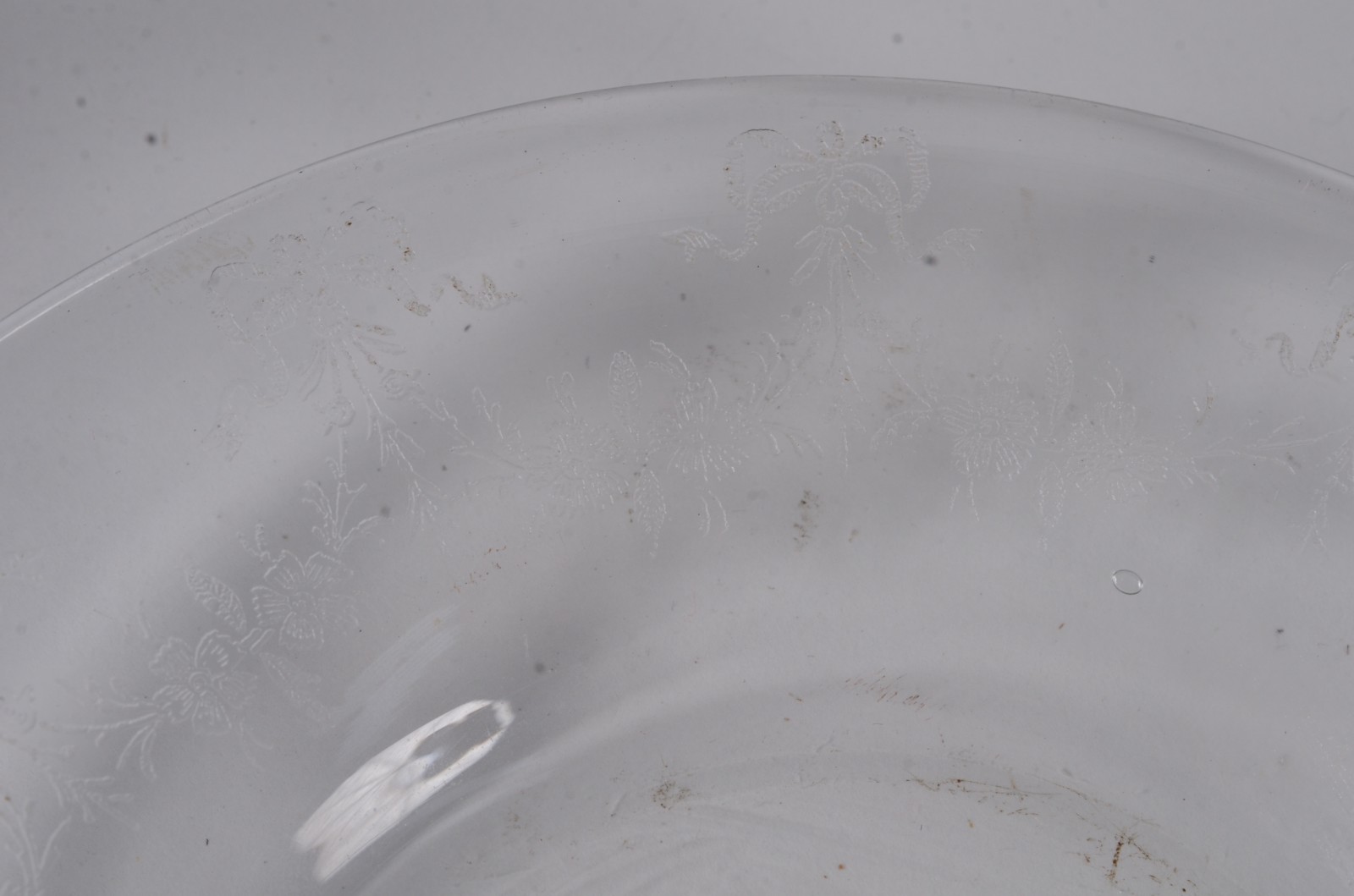 Quatro peças, sendo: garrafa e 3 presentoirs de cristal em diferentes... - foto 9 de 9