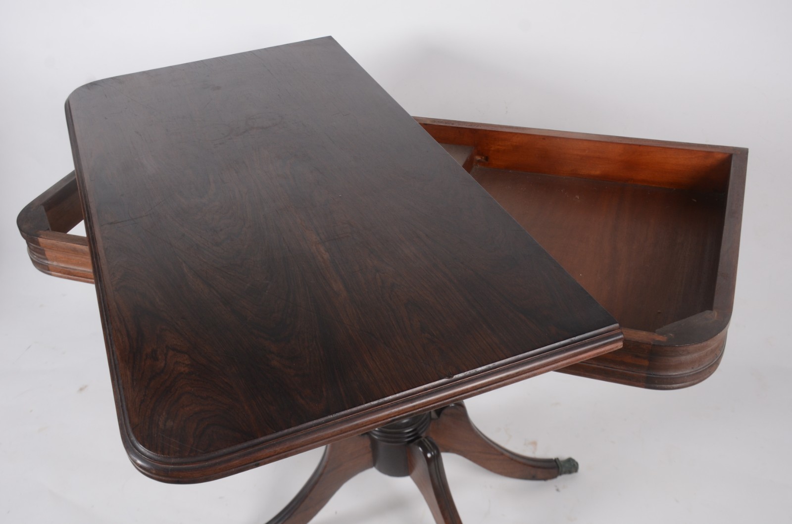 Mesa/console de jacarandá, tampo dobrável, apoio em coluna central... - foto 6 de 10