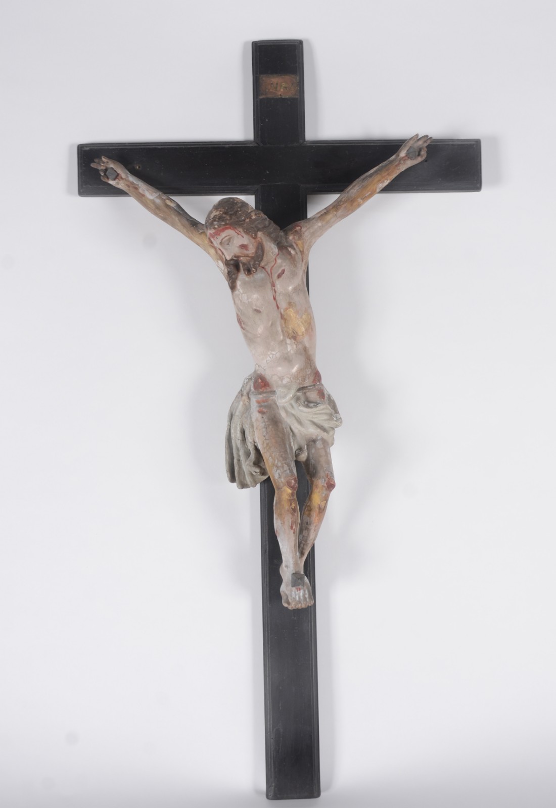 Crucifixo de madeira com figura de Cristo entalhado e policromado... - foto 1 de 7