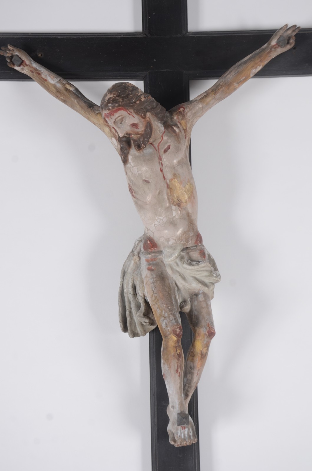 Crucifixo de madeira com figura de Cristo entalhado e policromado... - foto 2 de 7