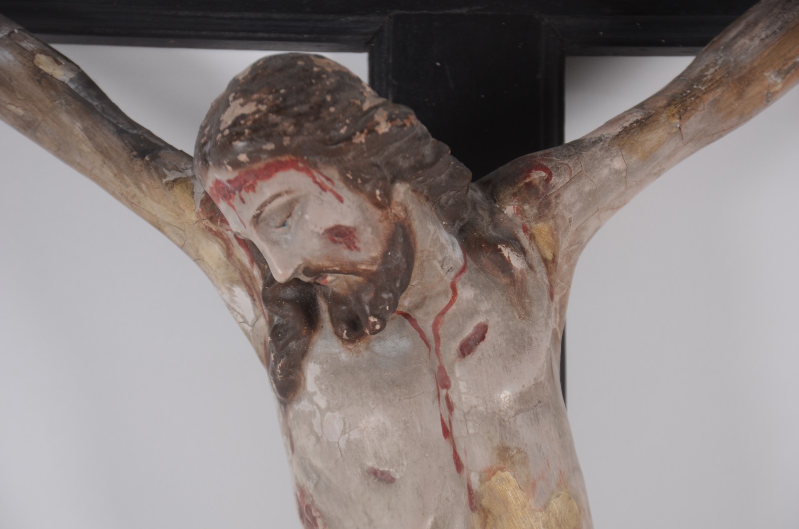 Crucifixo de madeira com figura de Cristo entalhado e policromado... - foto 3 de 7