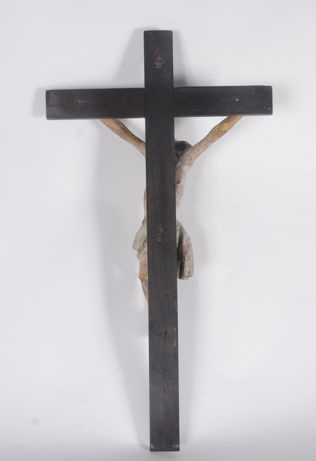 Crucifixo de madeira com figura de Cristo entalhado e policromado... - foto 4 de 7