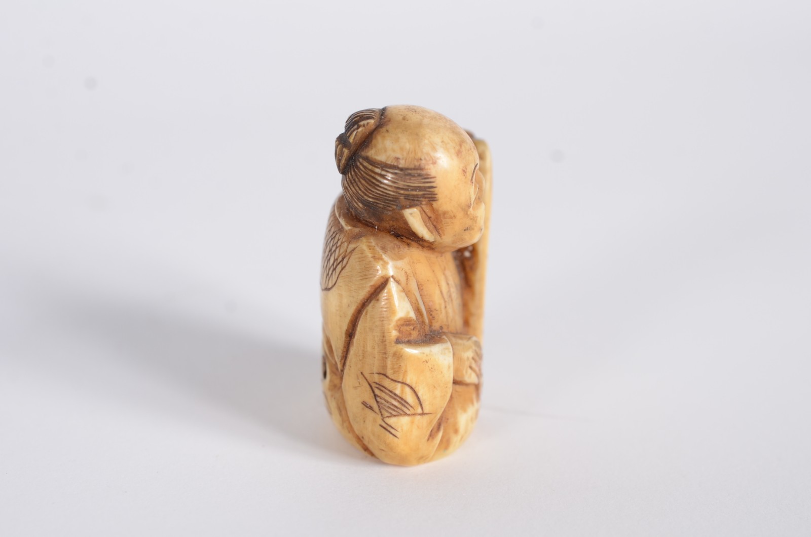 Netsuke de marfim representando Sábio. - foto 2 de 5