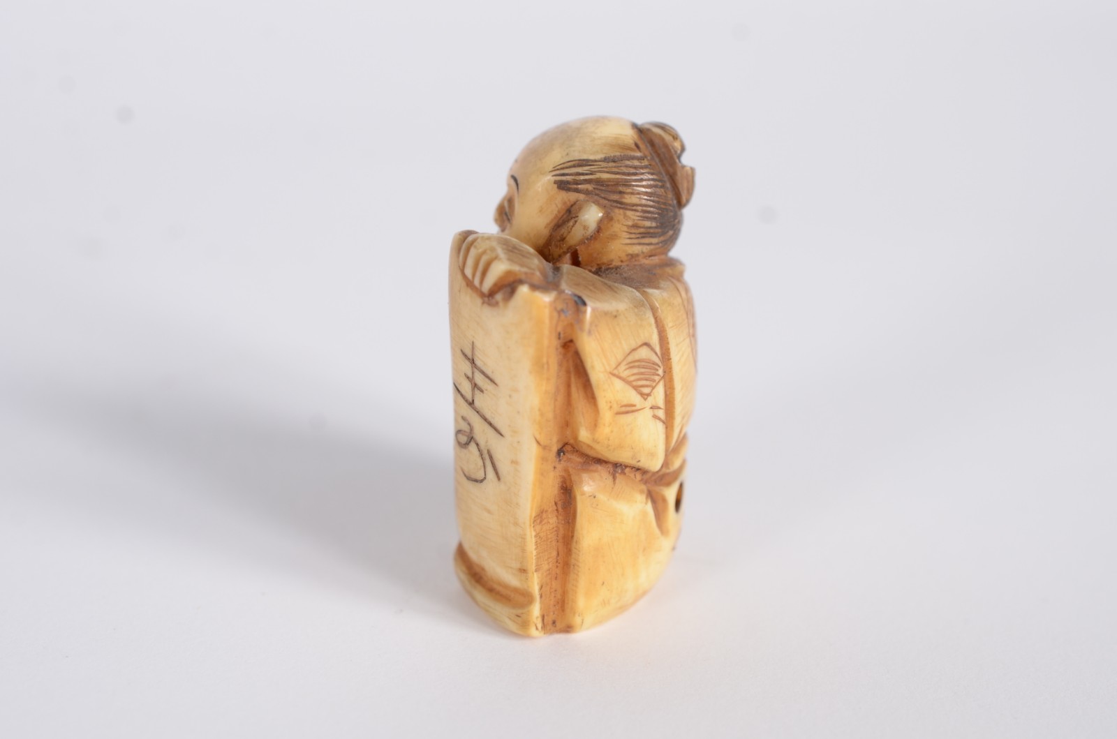 Netsuke de marfim representando Sábio. - foto 3 de 5