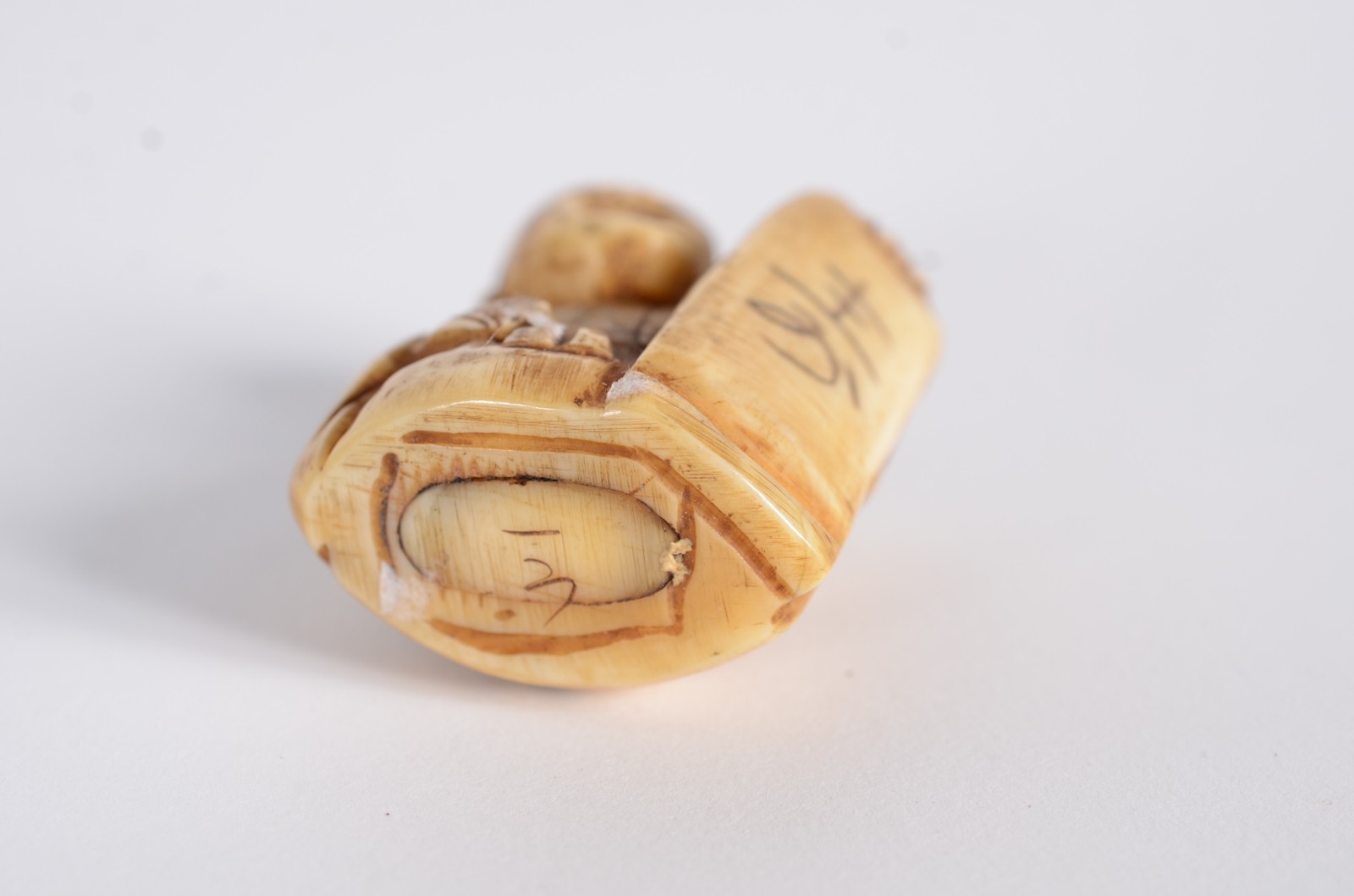 Netsuke de marfim representando Sábio. - foto 4 de 5