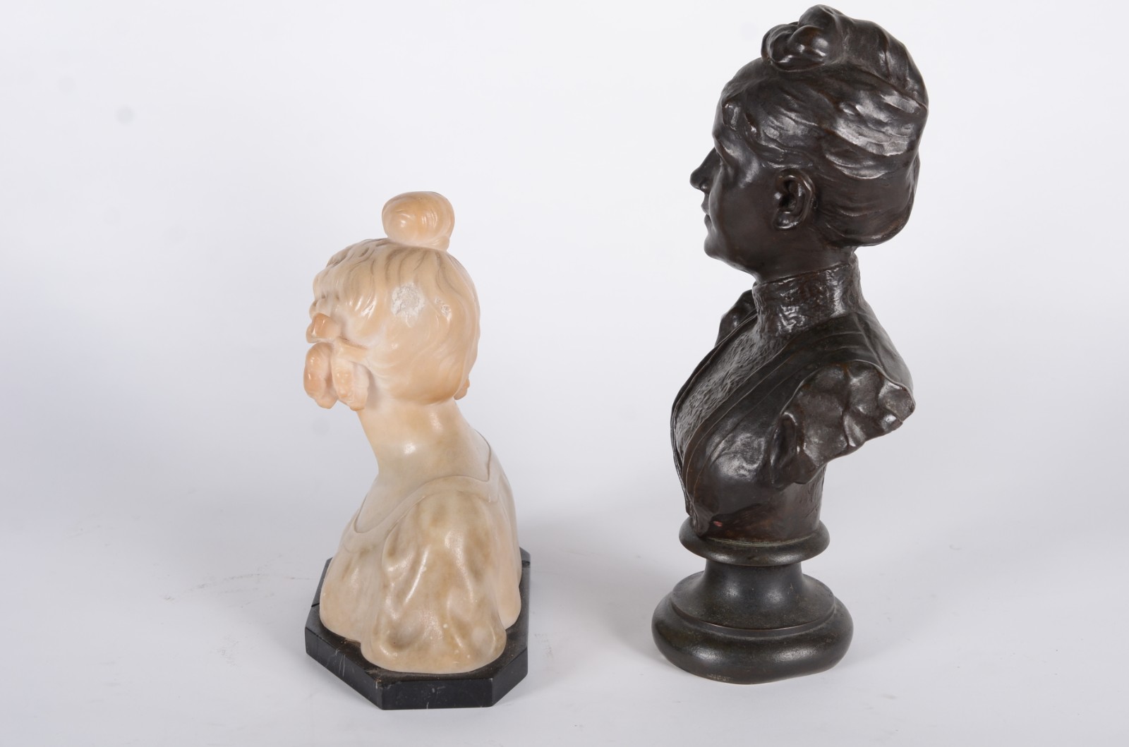 Dois bustos femininos, sendo um de mármore e outro de bronze... - foto 6 de 9