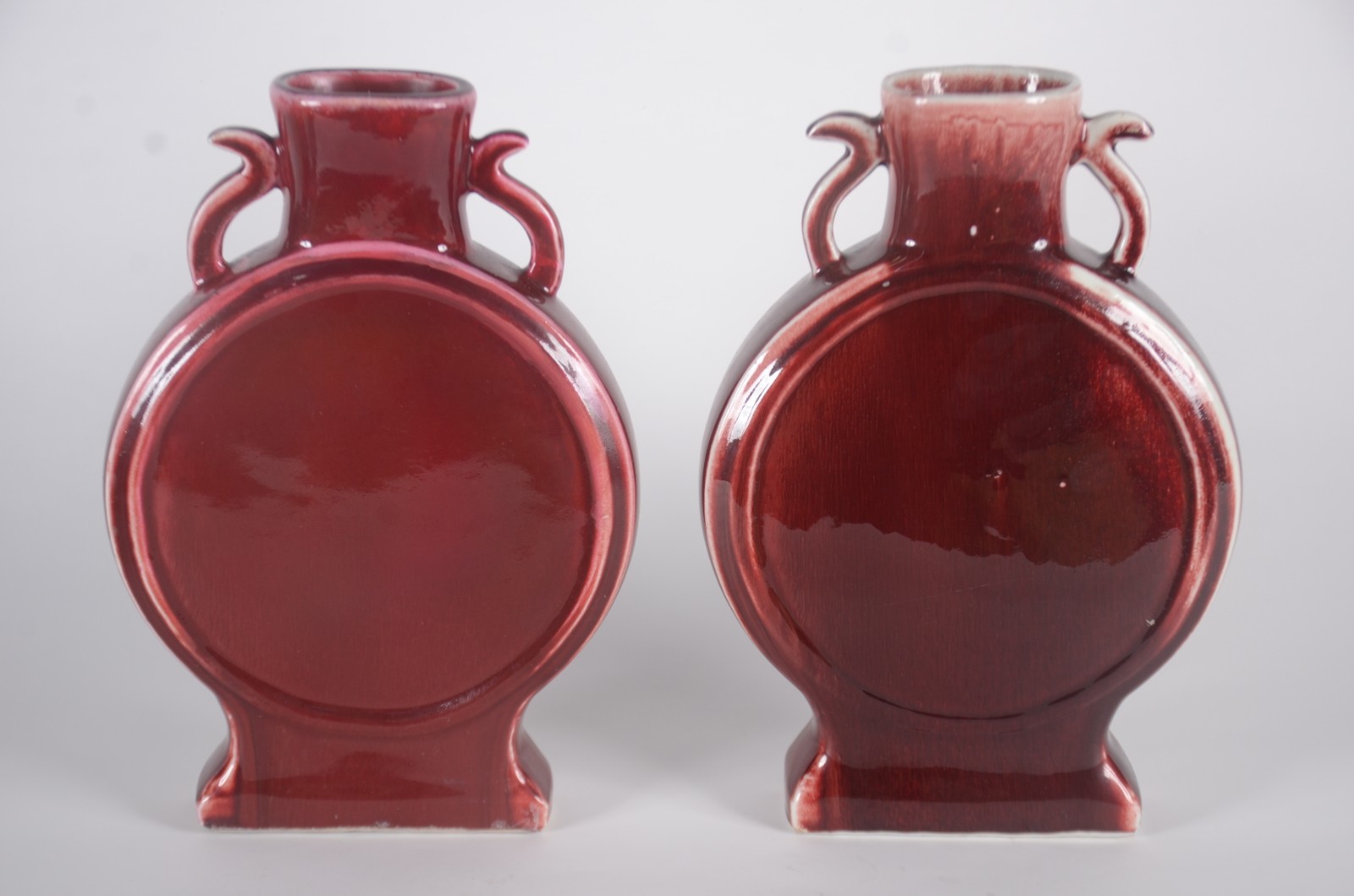 Par de ânforas de porcelana oriental "sangue de boi". - foto 1 de 6