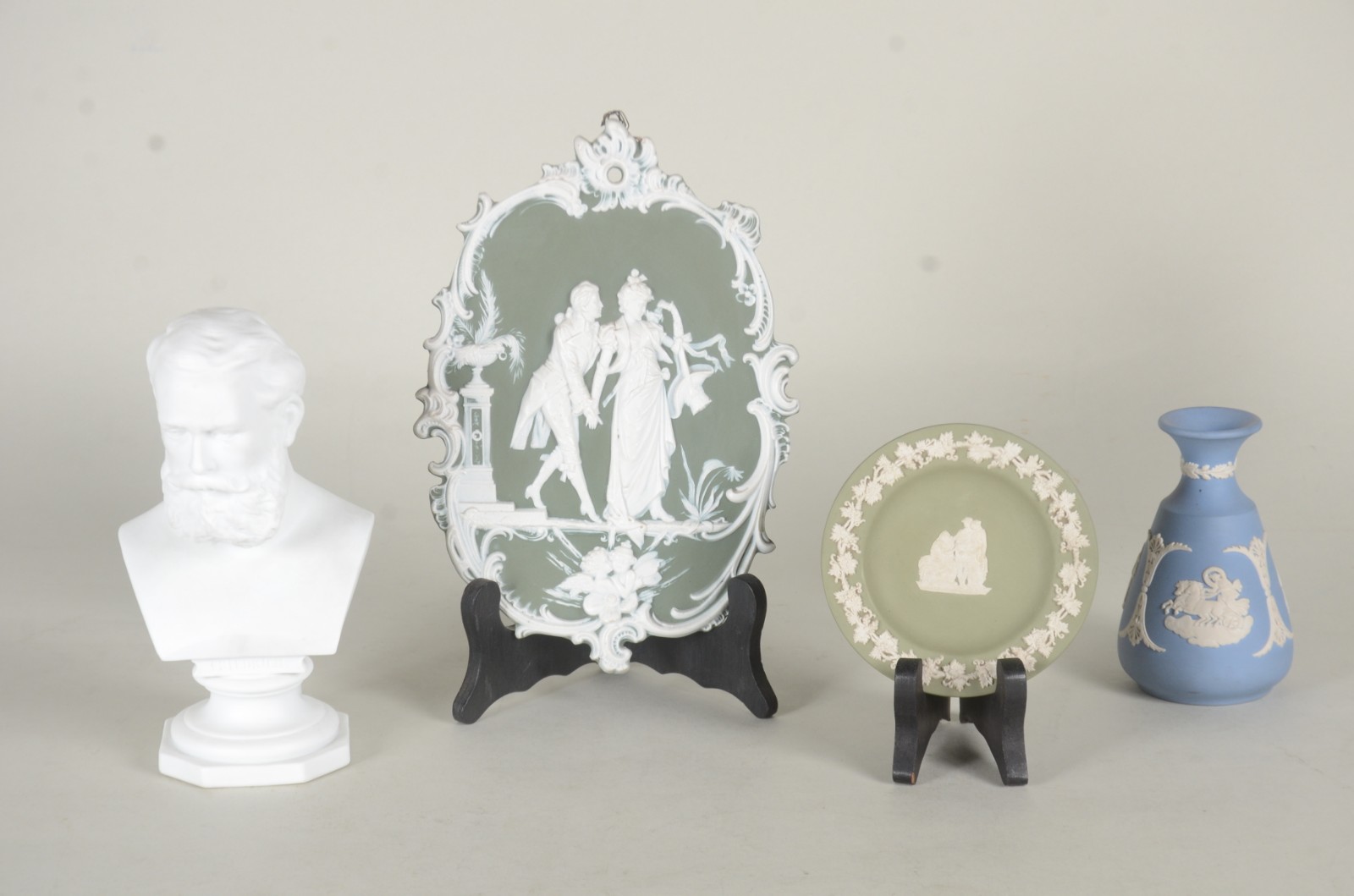 Quatro peças diversas de porcelana inglesa Wedgwood, sendo: placa... - foto 1 de 11