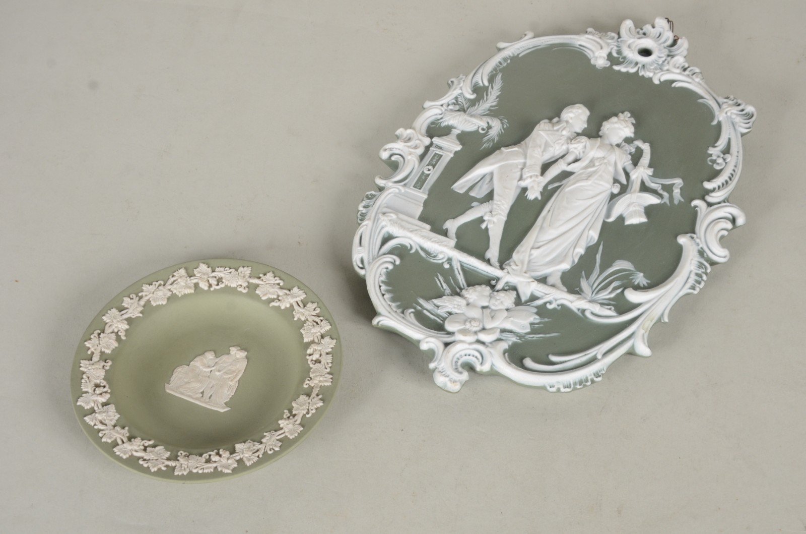Quatro peças diversas de porcelana inglesa Wedgwood, sendo: placa... - foto 2 de 11