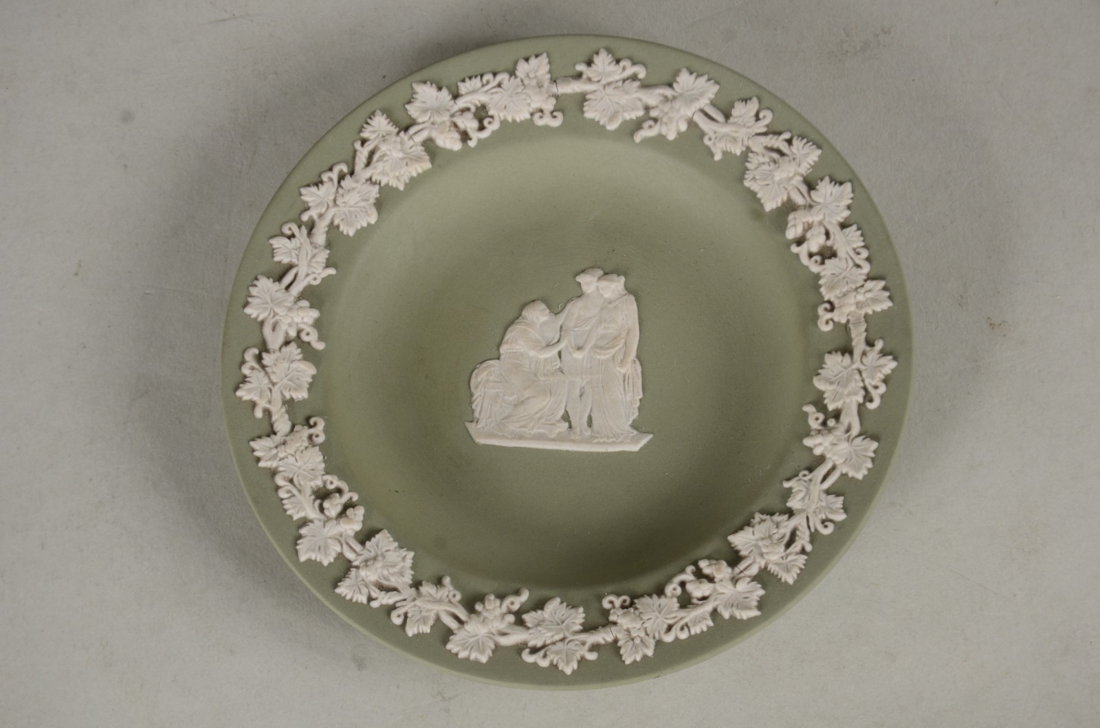 Quatro peças diversas de porcelana inglesa Wedgwood, sendo: placa... - foto 4 de 11