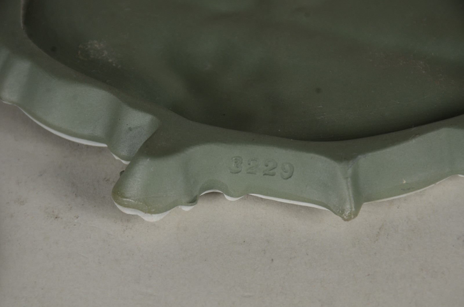 Quatro peças diversas de porcelana inglesa Wedgwood, sendo: placa... - foto 5 de 11