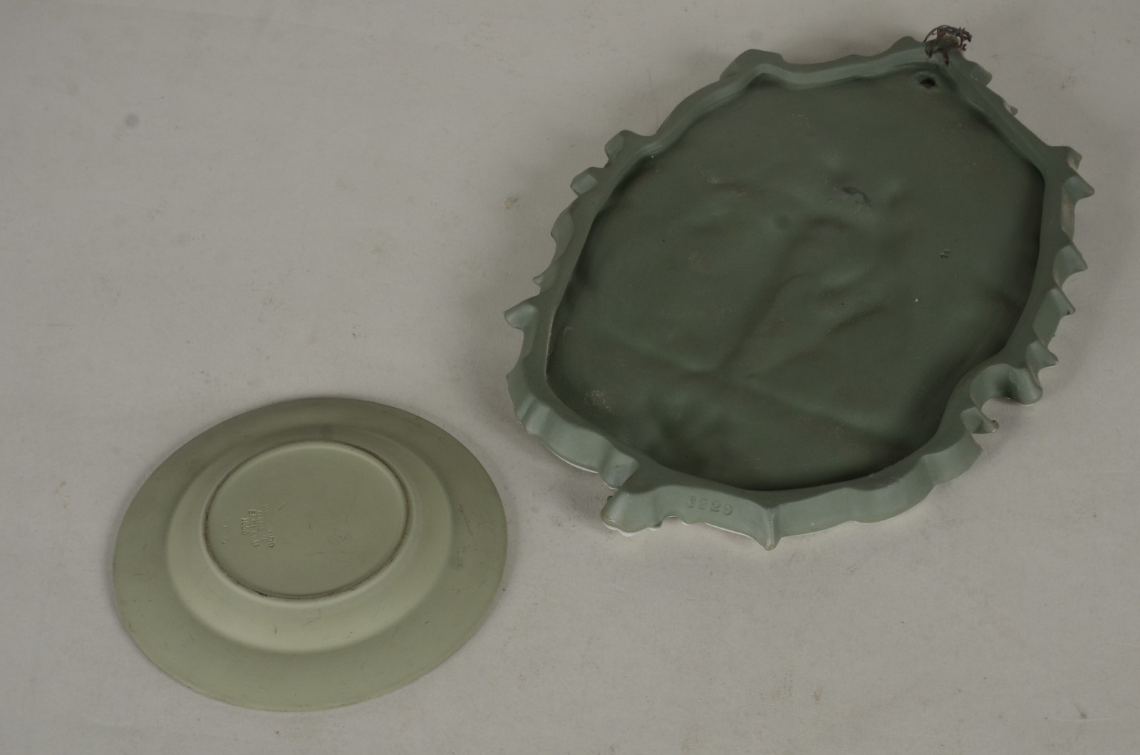 Quatro peças diversas de porcelana inglesa Wedgwood, sendo: placa... - foto 6 de 11
