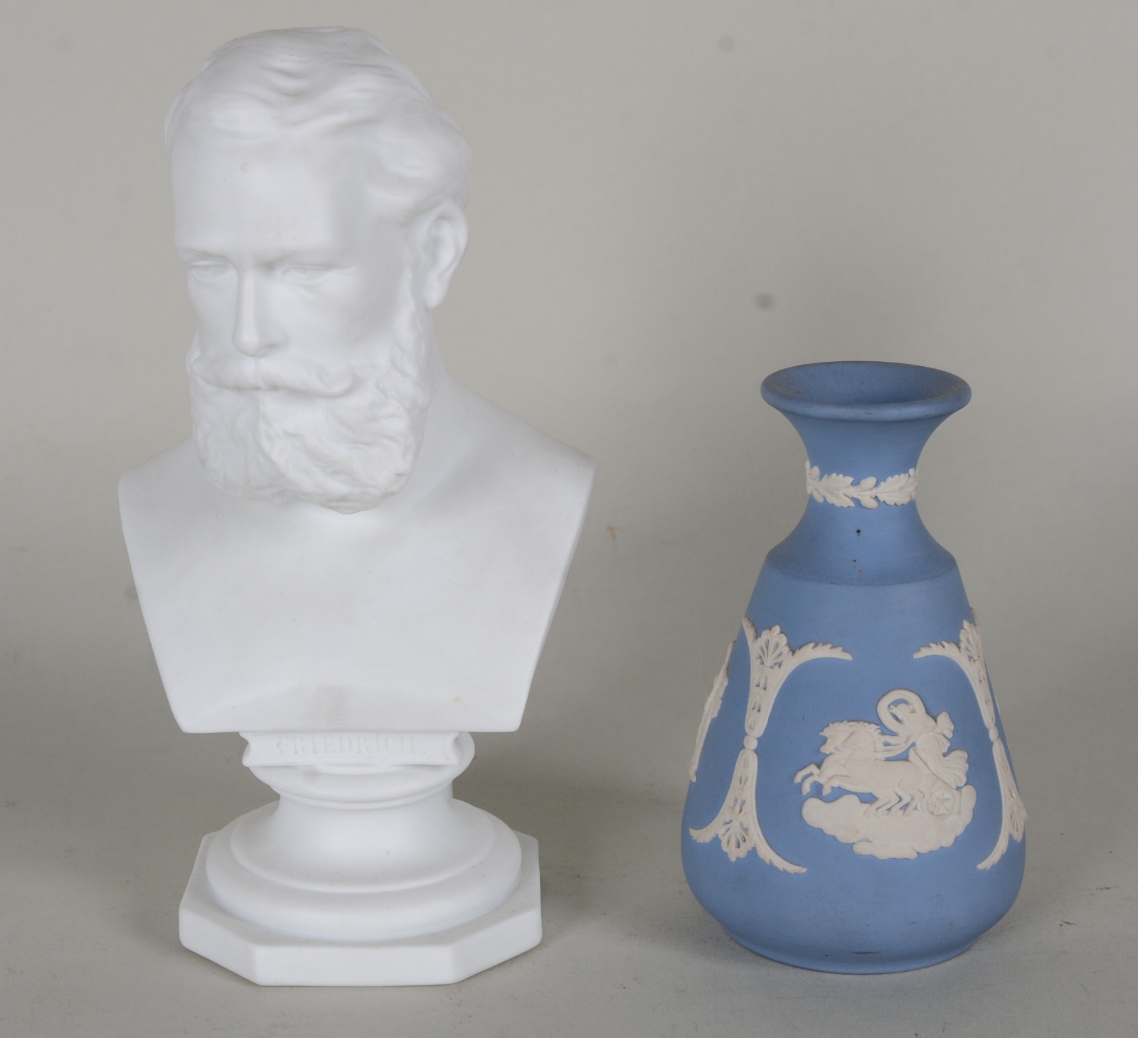 Quatro peças diversas de porcelana inglesa Wedgwood, sendo: placa... - foto 7 de 11